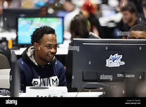 Chicago, Illinois, USA. 11th Apr, 2025. The Chicago Comic and Entertainment Expo (C2E2), the largest jam-packed pop culture convention in the Midwest, host up to 100,000 visitors, kicks off the three day event full of panels, costumed visitors, cosplay, video games, anime characters, with featured celebrity guest including autographs and photo opportunities. (Credit Image: © Pat A. Robinson/ZUMA Press Wire) EDITORIAL USAGE ONLY! Not for Commercial USAGE! Stock Photo - Alamy