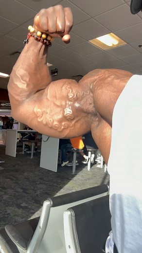 Alien gains 👽💪🏾 • • • #vascular #big arms #gains #veins #crazy | Clive Ibizugbe