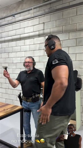 Bitelo atirando no clube de tiro