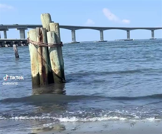 oregon inlet old Bonner bridge and new orgin inlet fishing bridge pea island national park
