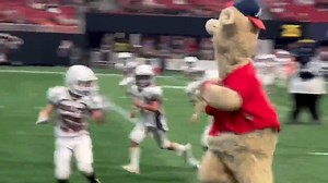 The Braves mascot Bloopy is an absolute MENACE 💀 (via BLOOPER) | FanDuel