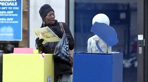 Unsuspecting New Yorkers Scared by Alien Popping Out of Newspaper Dispenser to Promote The X-Files