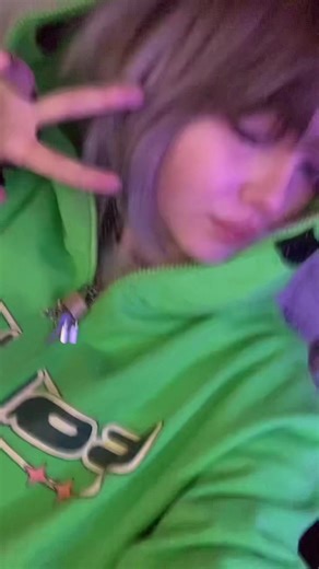 it zips up all the way 2 #outfit #deadbutpretty #alien #hoodie #fashion #getdressedwithme