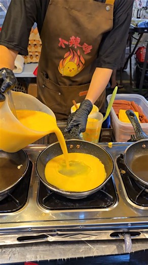 🔥 MALAYSIA’S FAMOUS BULDAK NOODLES OMELETTE! 🇲🇾🍜🥚 SO CHEESY & SPICY!