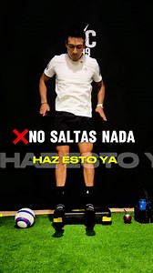 ❌ NO SALTAS NADA? HAZ ESTO YA ⚽️⚡️🦵🏽🚀 Los ejercicios pliométricos, incluso los más básicos, son clave para mejorar tu salto vertical ⚡ Movimientos como pogo jumps, saltos en step y rebotes controlados activan el sistema neuromuscular, mejoran la reactividad y desarrollan la capacidad de aplicar fuerza en menos tiempo 🧠💥 Esto se traduce directamente en más explosividad, mejor despegue y mayor altura en el salto 🚀 El problema es que muchos quieren saltar alto sin construir esta base… y por e