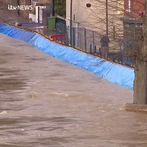 ‼️ The Environment Agency are expecting river levels to exceed the temporary flood defences which are in place at Ironbridge, near Telford. Read more: https://bit.ly/2SURNQl | ITV Central