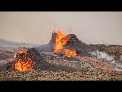 Iceland volcano: Hikers evacuated as lava spurts from new crack in surface