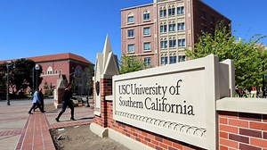 USC offers unique medical clowning program
