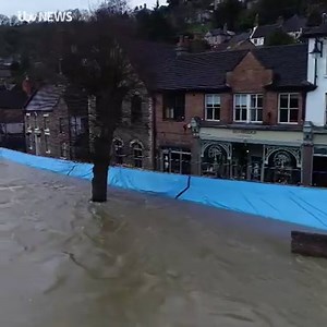 River levels are dangerously high in Ironbridge 😨 Homes have been evacuated and there's a risk that water could overtop flood defences tonight https://bit.ly/2HWJ61O | ITV Central