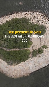 📌Save this post for Cape hike recommendations! And check out the link in our bio for everything you need to know about Fall hikes on Cape Cod! Warm color tones, the sound of leaves crunching beneath your feet, the smell of cool salt air—that’s hiking on Cape Cod in the fall. Of course, with over 500 miles of coastline, there’s plenty of opportunity for walking the beaches on Cape Cod. You will also find forests, sandy trails, and hilly terrain when hiking in these parts. A quick online search w