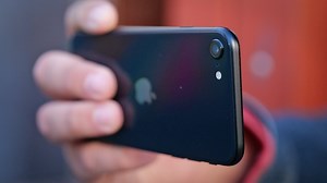 Apple took an iPhone 8 body, added tougher glass and filled it with 5G, a bigger battery and the A15 Bionic chip from the iPhone 13. | CNET