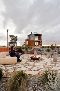 This was once a humble farm silo, now it’s an architectural wonder. ✨The circular design posed enormous challenges, yet it has been reimagined into a home that feels futuristic and welcoming all at once. Inside, the curves flow beautifully, while outside, the landscaping ties the building into its breathtaking 1,600 acre farm. Guests can soak in a wood-fired hot tub, lounge under the stars, and take in views that stretch for miles. 🌌🌾It’s a story of resilience and creativity, where farming tra