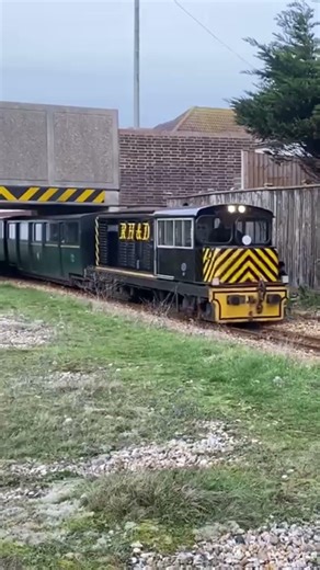 No. 12 ‘JB Snell’ Passes Kerton Road | Romney, Hythe & Dymchurch Railway Yellow Timetable #shorts