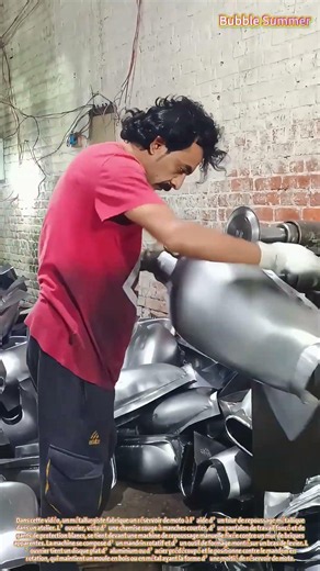 Le procédé de repoussage métallique : mise en forme de la coque d’un réservoir de moto