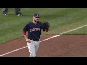 BOS@BAL: Middlebrooks' brilliant play robs Wieters
