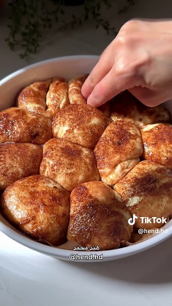 Cinnamon Pastries لوصفات اكثر ضيفوني ‪@hend.hd‬ للعجين: كوبين دقيق ٤ ملاعق حليب بودر ملعقه سكر ملعقه خميره بيضه ٣ملاعق زيت ملعقتين زبده ٢٠ غرام ملعقه صغيره ملح تعجن بنصف كوب ماء دافي بالتدريج وممكن تحتاج ماء اكثر(القوام متماسك وطري) تخمر بمكان دافي حتى يتضاعف حجمها -تقطع الى قطع عشوائيه وتغمس في زبده مذابه وخليط السكر (٤ ملاعق سكر بني ملعقه قرفه) تغطى الصينيه ١٠-١٥ دقيقه اضغطي عليها من الوسط حتى تتداخل القرفه مع العجين وتخبز بفرن ساخن حراره عاليه ثم تحمر من اعلى خليط الكريمي: جبن كيري حليب مكثف 