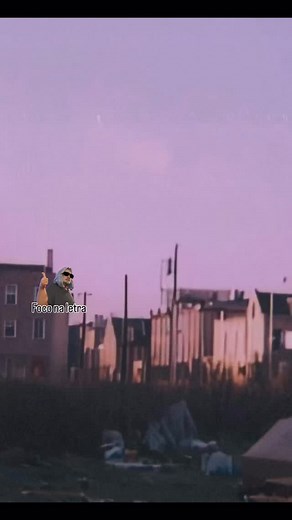 A canção “Streets of Philadelphia”, de Bruce Springsteen, foi lançada em 1994, como parte da trilha sonora do filme “Filadélfia”. A música, escrita e interpretada por Springsteen, tornou-se um grande sucesso, ganhando o Oscar de Melhor Canção Original naquele ano. #foconaletra #musicaqueedifica | Cesar Leal