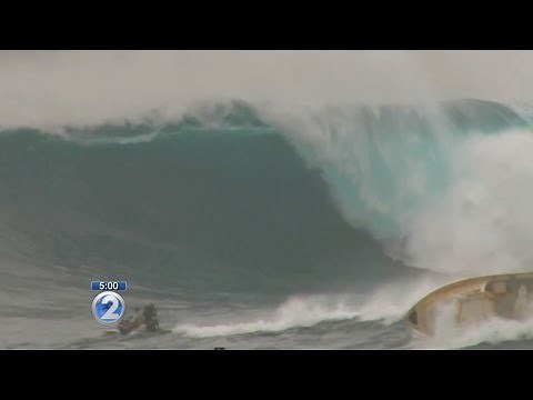 Massive waves capsize boat at Jaws