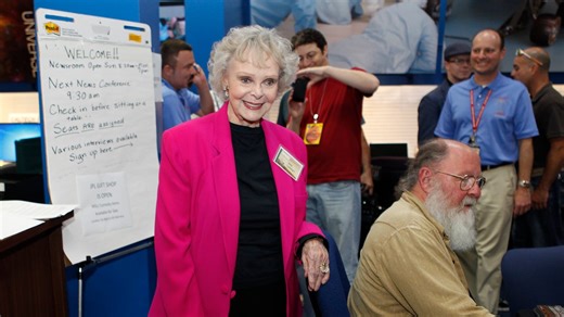 June Lockhart, star of 'Lassie,' dies at 100