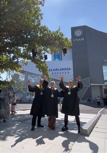Wisuda Bertiga: Perjalanan Belajar dan Doa Keluarga