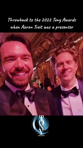 Aaron Tveit en los Tony Awards 2022: Presentador Destacado