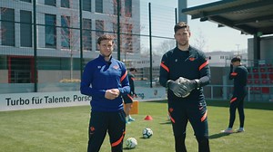 Digital und auf dem Platz Es gibt tolle Neuigkeiten! Es geht wieder los, mit der sechsten Auflage vom beliebten Leipziger Viertelfinale 🥰⚽ Alle Infos 👉 www.leipziger-viertelfinale.de Porsche Leipzig #LeipzigerViertelfinale #TurboFürTalente | RB Leipzig