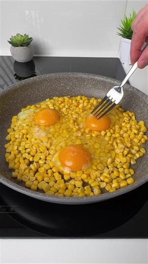 #VNVideoEditor I POURED EGGS OVER A CAN OF CORN — THE RESULT WAS AMAZING! THIS 5 MINUTE CORN EGG DISH IS TOO GOOD! INGREDIENTS: ● Canned corn, drained — 1 can (about 280–340 g) ● Eggs — 3–4 Pcs. ● Cheddar or Radomer cheese — 80–100 g ● Salt — ½ tsp, or to taste ● Oregano — 1 pinch ● Vegetable oil — 1 tsp for greasing the skillet INSTRUCTIONS: 1. Lightly grease a skillet with vegetable oil and heat over medium heat. 2. Spread the drained canned corn evenly across the skillet. 3. Crack the eggs di