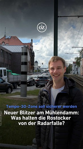 Notwendig oder überflüssig – was denkt ihr über den neuen Blitzer am Mühlendamm? 👀 📸 Rostocks neuster Blitzer am Mühlendamm sorgt für Aufruhr: Er misst in der Tempo-30-Zone stadtauswärts. Allein am ersten Tag sind 100 Autofahrer in die Radarfalle getappt. Die Kurve an der Ernst-Barlach-Straße ist ein Unfallschwerpunkt, der Blitzer soll die Situation entschärfen. Und die Passanten vor Ort sind größtenteils froh darüber: Es wird in dieser Straße sehr schnell gefahren und es gibt auch Verkehrsgef