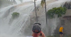 ‘Historic’ Hawaiian waves crash into 2-story condos, video shows