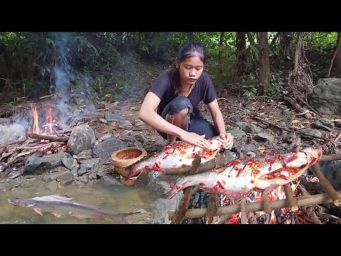 Survival in forest: Catch and cook big fish for food - Big fish grilled spicy chili for dinner