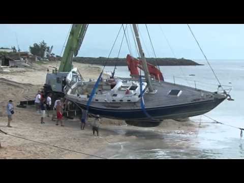 Between a rock and a hard place: sailing boat crash...