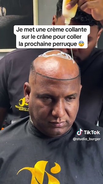 Préparer un client chauve pour un rendez-vous: coiffure, nettoyage et perruque