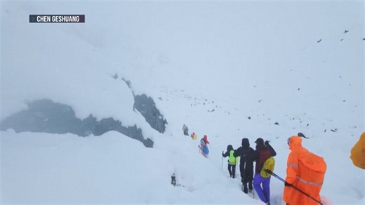 Hundreds stranded on Mount Everest after blizzard