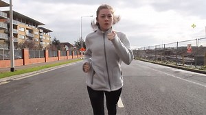 La joven corredora de maratón que sufre hasta 16 ataques epilépticos al día