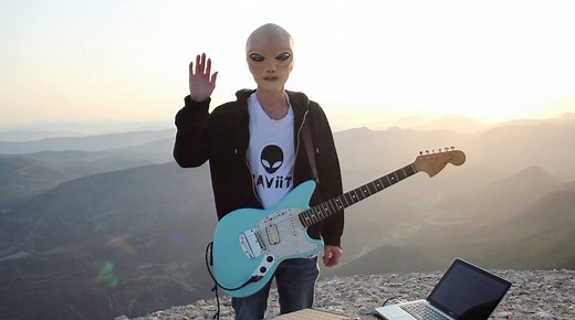 An Alien playing Guitar (GRAViiTY - Rising Sun) FULL VIDEO ON YOUTUBE 🖖👽🎶 | Graviity