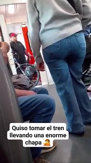 🚆 El tren se va... Un hombre intentó subir con una chapa a un vagón del tren, y los propios pasajeros comenzaron a gritar para que se bajara y le cerraran la puerta, impidiéndole subir. | Quilmes Data