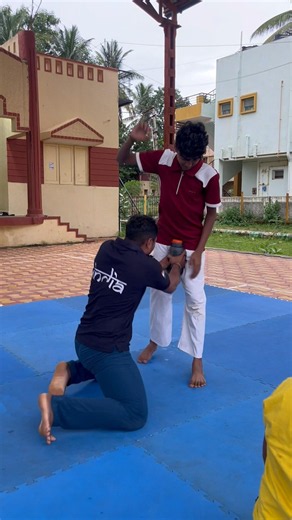 How to Use a Water Bottle for Self-Defense! 🧴| Easy Street Safety Tricks #SelfDefense #StreetSafety