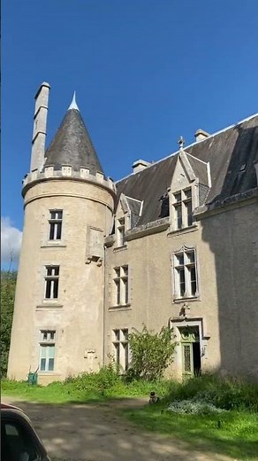 château de Fougeret construit entre les XIV et XVI siècles, rénové au XIX siècle. commune Queaux (86
