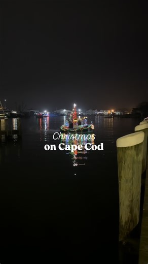 Cape Cod Holiday Bucket List 👇 every town and village on the Cape has a special way to celebrate the holidays. What did we miss?! Flood the comment section with all the holiday things to do on the Cape & Islands 🥰 🐚 Gardens Aglow @ Heritage Museums & Gardens, Sandwich @heritagemuseums 🎁 Hyannis Main Street Holiday Stroll & Love Local Holiday Market – Dec 6 @ Hyannis Main Street @lovelivelocal @hyannismainstreet 🚂 The Polar Express Train Ride @ Cape Cod Central Railroad @capecodcentralrailro
