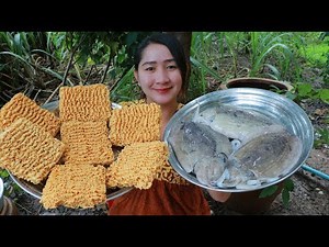 Tasty Cuttlefish Is Cooked Yellow Noodle - Yummy Cuttlefish Stir fry - Cooking With Sros