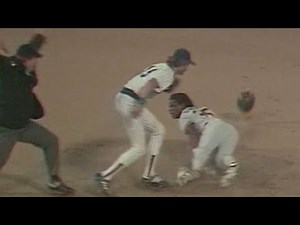 OAK@MIL: Henderson's 118th stolen base of 1982 season