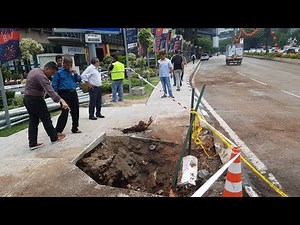 Uprooted tree cleared from Jalan Ampang