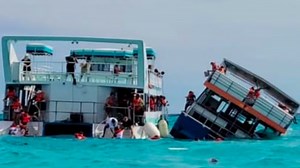 Terrifying Video Shows Tourists Scream for Help as Boat Sinks