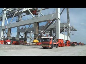 Unloading a 2000 ton Container Crane from the Zhenhua 13