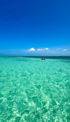 It might be fall everywhere else, but down here we’re still boating, still spending our days at the sandbar, and still soaking up that 80-degree weather! ☀️ November hits a little different in the Florida Keys, especially out on the water. Start planning your next boat day at visitfloridakeys.com/boating. | The Florida Keys & Key West