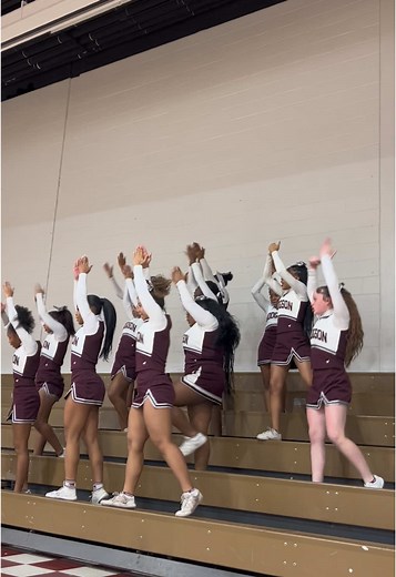 LSU Cheerleaders Stomp and Shake Performance