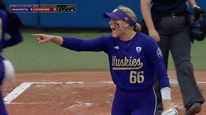 The throw… IN TIME! 💪 #WCWS x 🎥 ABC / Washington Husky Softball | NCAA Softball