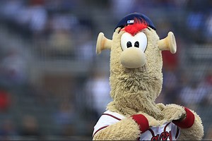 Atlanta Braves Mascot Blooper Lays Out Competition During Race