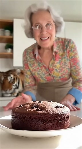 🍎🍫 Grandma’s 15-Second Recipe: Apple Chocolate Quick Cake ✨🐯 Floral-shirt Grandma and her gentle big tiger, A-Hu, are making a super-fast chocolate cake where apple is the main ingredient. The apple is blended into a puree, keeping the batter naturally moist. Cocoa powder turns it deeply chocolatey—and it’s ready in just minutes. A-Hu only peeks over to sniff the aroma, slowly swishes his tail, and sits quietly in the back—no scene stealing. --- 🕒 Timing Food processor: 1 minute Mixing batte