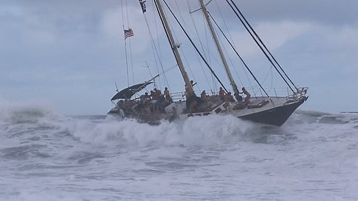 Boat is smashed by huge waves and threatens to capsize in Hawaii